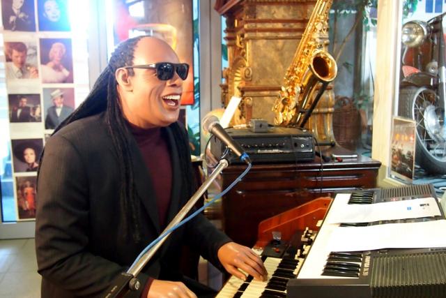 Stevie Wonder lebensgroße Figur mit Hammond Orgel